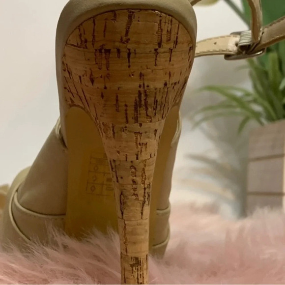 A.CO WOMANS BEIGE SIZE 10 with cork on base and heel look amazing - Picture 9 of 11